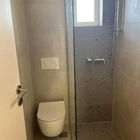 Krinides Place Gasthof Nerotriviá