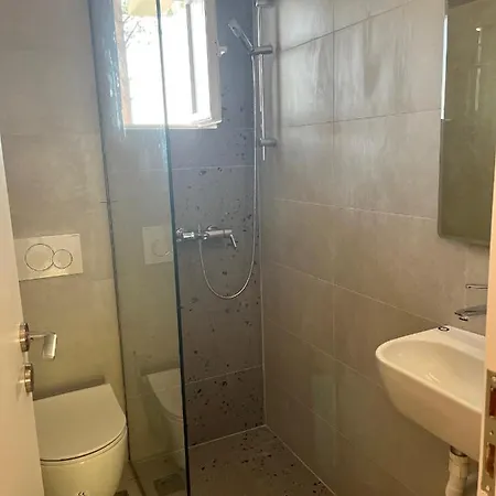 Krinides Place Nerotriviá